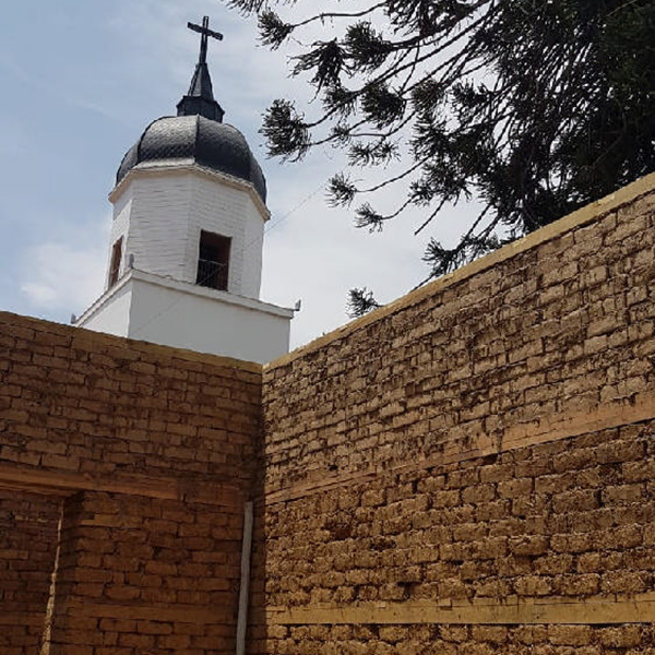 Construída en Adobe